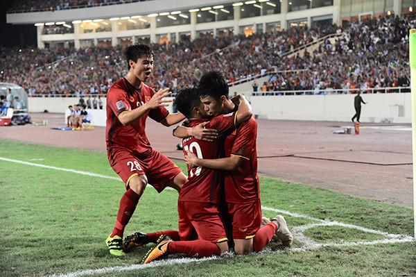 Người dân cả nước ăn mừng chức vô địch AFF Cup 2018 của tuyển Việt Nam ảnh 6