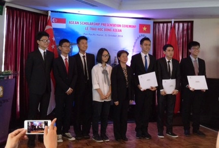 8 học sinh Việt Nam xuất sắc nhận học bổng ASEAN của Singapore ảnh 1