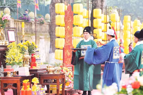 Các nghi thức cung đình tại Hoàng thành Thăng Long trong dịp đón năm mới được phục dựng, thu hút đông đảo khách du lịch.