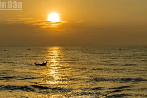 Bình minh biển Tiên Điền (Hà Tĩnh). (Ảnh: ĐẬU HÀ)