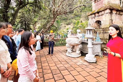 Du khách nghe thuyết minh tại tháp Viên Thông, chùa Thanh Mai.