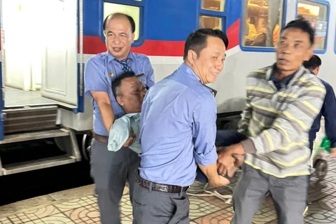 Các nhân viên đường sắt chủ động phối hợp bế hành khách đặc biệt lên tàu.