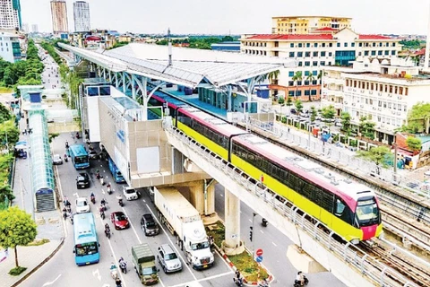 Đường sắt đô thị tại Hà Nội đang được đẩy nhanh tiến độ triển khai. Trong ảnh: tàu điện chạy đoạn trên cao tuyếnđường sắt số 3 Nhổn-ga Hà Nội.