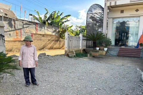 Khu vực sân nhà ông Lê Văn Sinh, tiểu khu Quyết Thắng, xã Mai Sơn đã được đổ đất đá để trám lại vị trí bị sụt lún.