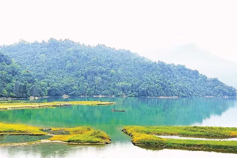 Vẻ đẹp nguyên sơ ở hồ Ba Bể thu hút khách du lịch.