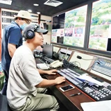 Ê kíp của HanoiTV thực hiện một chương trình cầu truyền hình. 