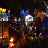 Đoàn viên, thanh niên Thủ đô thắp hương tri ân liệt sĩ tại Nghĩa trang Mai Dịch, Hà Nội ngày 28/4/2025. (Ảnh LINH PHAN)