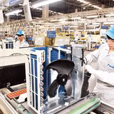  Công nhân Công ty cổ phần Daikin Việt Nam lắp ráp máy điều hòa. Ảnh: ĐẶNG MINH