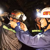 Chủ tịch Công đoàn Tập đoàn công nghiệp Than-Khoáng sản Việt Nam Lê Thanh Xuân trao khẩu trang phòng bụi tặng người lao động Công ty Than Nam Mẫu.Ảnh: Quốc Khương