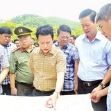 Các đồng chí lãnh đạo tỉnh Hà Giang kiểm tra bản đồ hướng tuyến cao tốc Tuyên Quang-Hà Giang. 