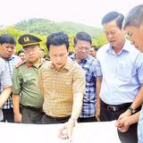 Các đồng chí lãnh đạo tỉnh Hà Giang kiểm tra bản đồ hướng tuyến cao tốc Tuyên Quang-Hà Giang. 