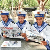 Các chiến sĩ trên đảo Trường Sa (Khánh Hòa) đọc Báo Nhân Dân. Ảnh: ĐĂNG KHOA