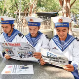 Các chiến sĩ trên đảo Trường Sa (Khánh Hòa) đọc Báo Nhân Dân. Ảnh: ĐĂNG KHOA