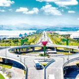 Cầu vượt vòng xuyến 2 tầng giữa QL1A và đường sắt Bắc-Nam có đường trục chính từ cảng Chu Lai đến đường cao tốc Đà Nẵng-Quảng Ngãi.