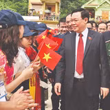 Chủ tịch Quốc hội Vương Đình Huệ với thầy và trò Trường THPT Kỳ Sơn, tỉnh Nghệ An.