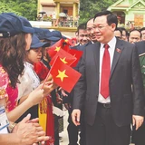 Chủ tịch Quốc hội Vương Đình Huệ với thầy và trò Trường THPT Kỳ Sơn, tỉnh Nghệ An.