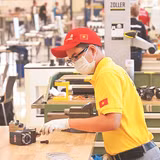 Nguyễn Thanh Tùng thực hiện bài thi nghề phay CNC tại Đức.