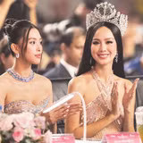 Lê Nguyễn Bảo Ngọc (bên phải), Hoa hậu Liên lục địa 2022 và Hoa hậu Việt Nam 2018 Trần Tiểu Vy trên hàng ghế Ban giám khảo cuộc thi Hoa hậu Việt Nam 2022. Ảnh: Phú Thọ