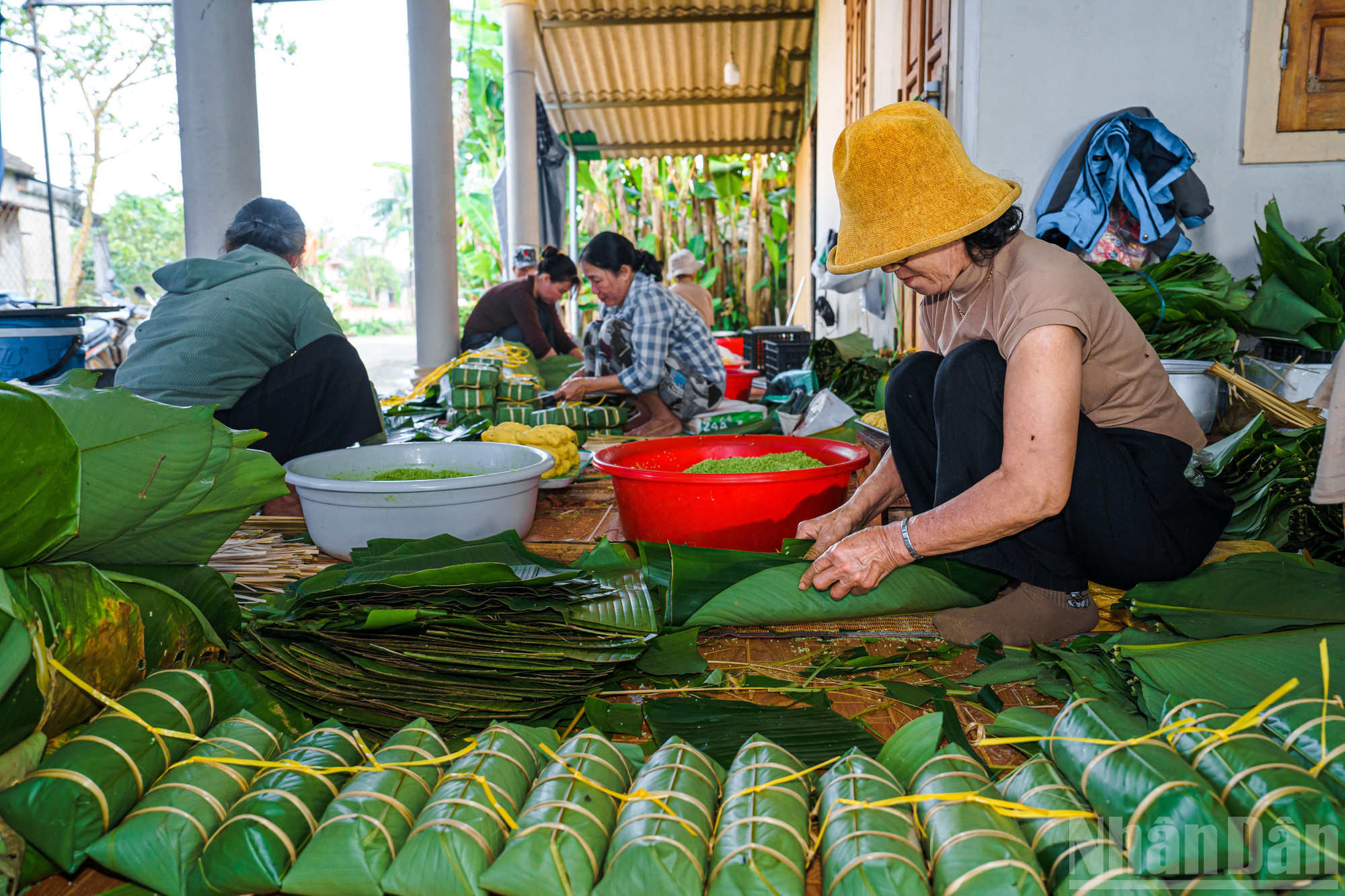 Đi từ đầu làng đến cuối xóm ở Đại An Khê, những ngày này, đâu đâu cũng thấy bóng dáng người gói bánh, người chẻ lạt, vo nếp, nhóm lửa.