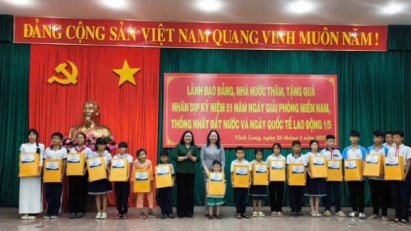 Phó Chủ tịch nước Võ Thị Ánh Xuân thăm và tặng quà tại Vĩnh Long