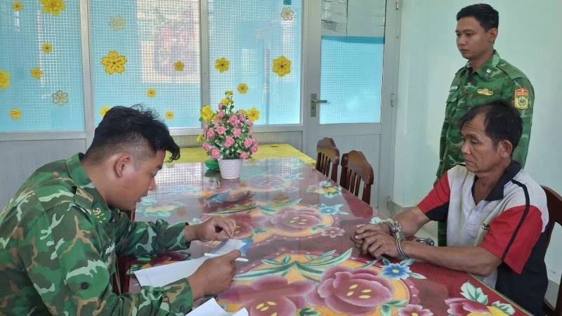 Bắt giữ ghe chở 900 lít dầu trộm cắp từ tàu cá ở Vĩnh Long