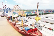 Bốc xếp hàng hóa tại cảng Hải Phòng. (Ảnh: TRẤN QUỐC)