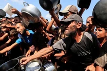 Người dân chờ nhận lương thực viện trợ ở thành phố Khan Younis, miền nam Gaza.