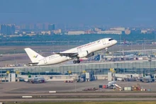 Máy bay cất cánh tại sân bay quốc tế ở Thượng Hải, Trung Quốc. (Ảnh minh hoạ: XINHUA)