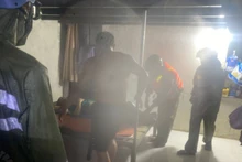 Công an phường Hòa Khánh Nam, quận Liên Chiểu, thành phố Đà Nẵng hỗ trợ đưa người dân bị bệnh nặng ra khỏi khu vực ngập lụt để tránh, trú bão an toàn. (Ảnh: Công an cung cấp)