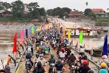 Sáng 20/6, cầu phao Phong Châu đã hoạt động trở lại, phục vụ tốt nhất nhu cầu đi lại của người dân.