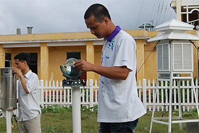 Phát triển vật lý: Bài toán nền tảng cho nâng cao tiềm lực khoa học và công nghệ. Trong ảnh: Các quan trắc viên Trạm khí tượng hải văn Trường Sa thu nhập số liệu.