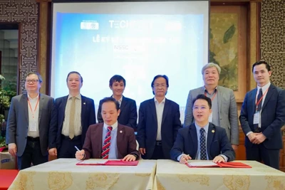 Lễ ký kết giữa các đơn vị tại “Diễn đàn hợp tác quốc tế phát triển đầu tư”.