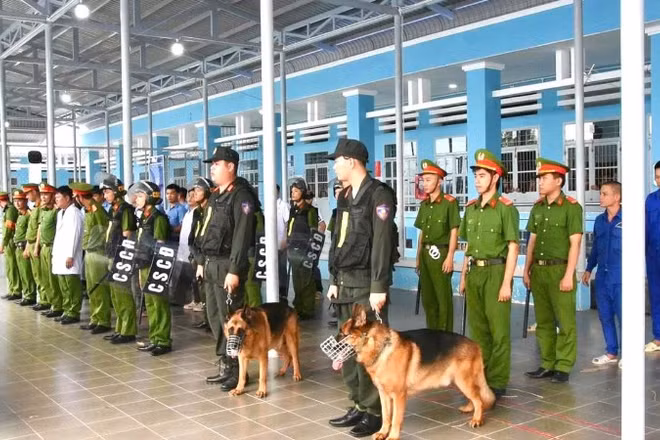 Các lực lượng tham gia diễn tập triển khai đội hình phối hợp, sẵn sàng ứng phó các tình huống phức tạp về an ninh trật tự tại cơ sở. 