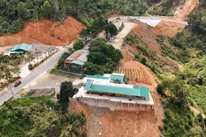 Trạm, lều tự phát trên đèo Đại Ninh. (Ảnh: DUY MINH)