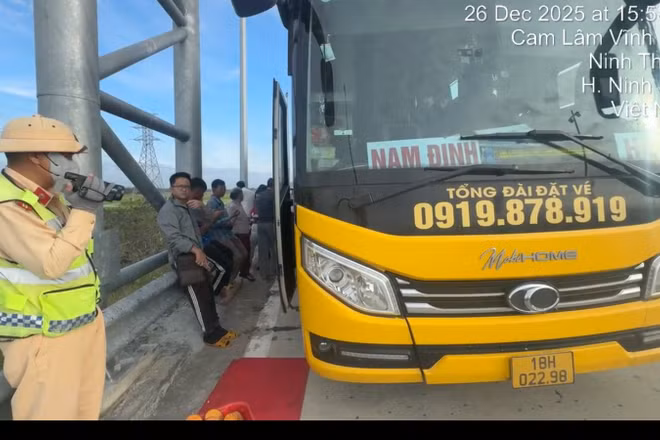 Xe khách bị bắt giữ.