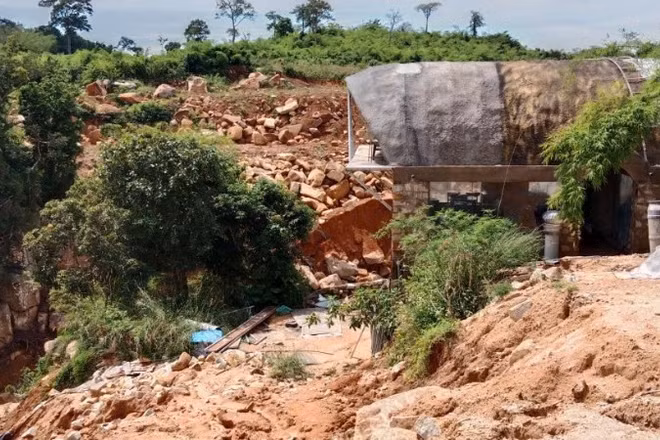 Hiện trường hồ chứa nước trên núi Tân Lai bị vỡ.