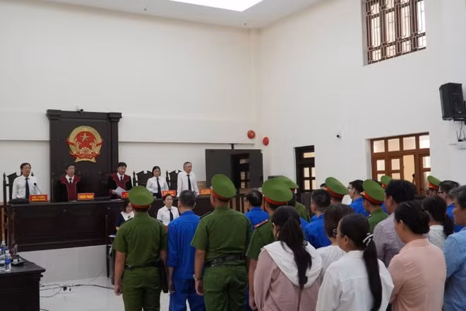 Phiên tòa xét xử 26 bị cáo.