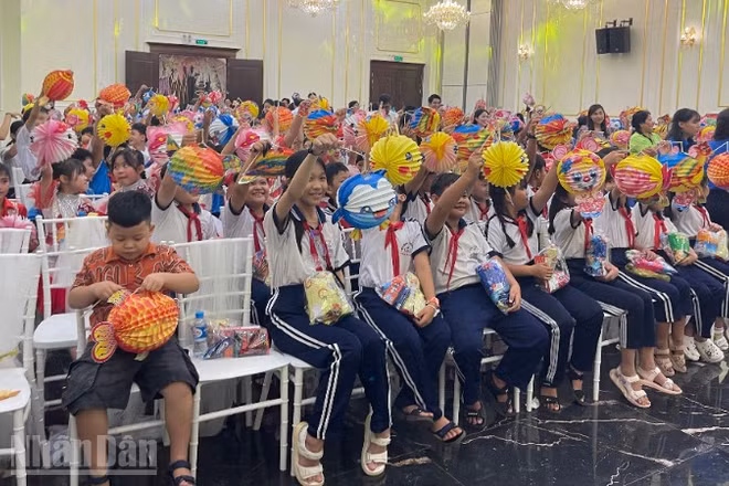 Các em thiếu nhi tham gia chương trình.