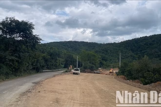 Quốc lộ 28B đoạn qua xã Phan Sơn.