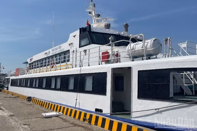 Tàu cao tốc Phú Quý Express.