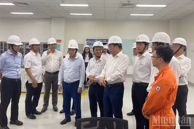 Đoàn công tác thăm, chúc Tết nhân viên tại Nhà máy Nhiệt điện Vĩnh Tân 2