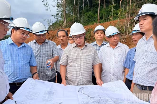 Đoàn công tác Ủy ban nhân dân tỉnh kiểm tra dự án hồ chứa nước Ka Pét. (Ảnh: Thanh Hải)