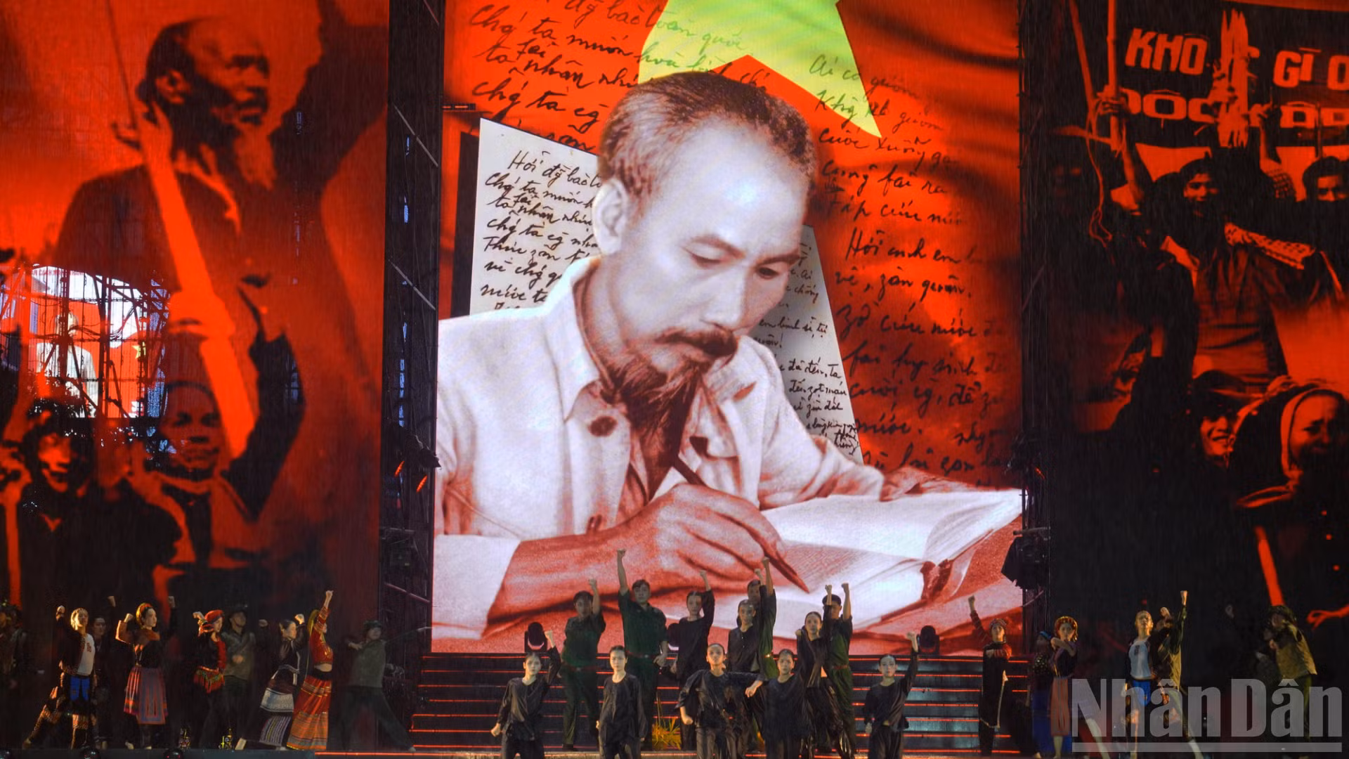 Đông đảo người dân và du khách đã đến phường Sài Gòn thưởng thức chương trình nghệ thuật đặc biệt mang tên “Ánh sao Độc lập”.