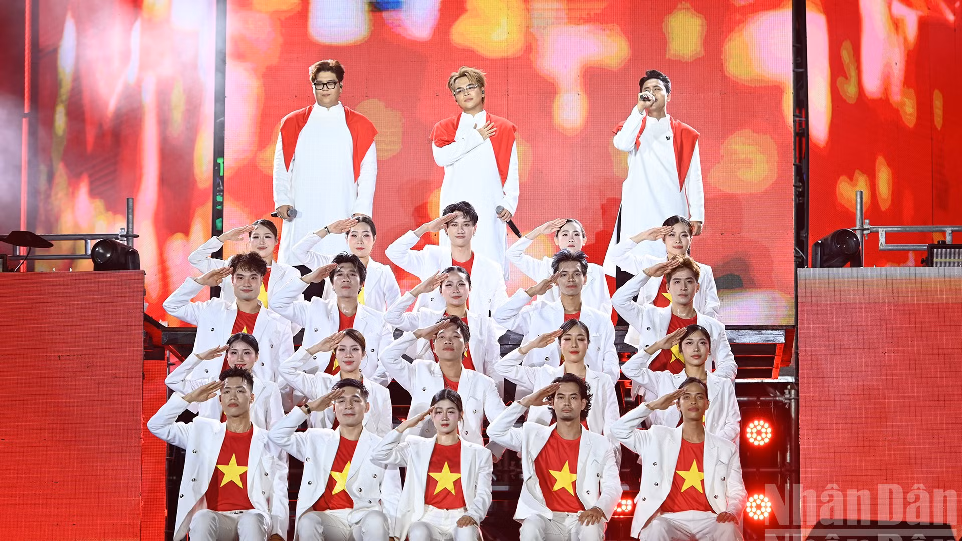 Nhóm 3 nghệ sĩ, nhà sản xuất âm nhạc trẻ DTAP xuất hiện trên sân khấu "Tự hào Việt Nam" với ca khúc "Nhà tôi có treo một lá cờ".