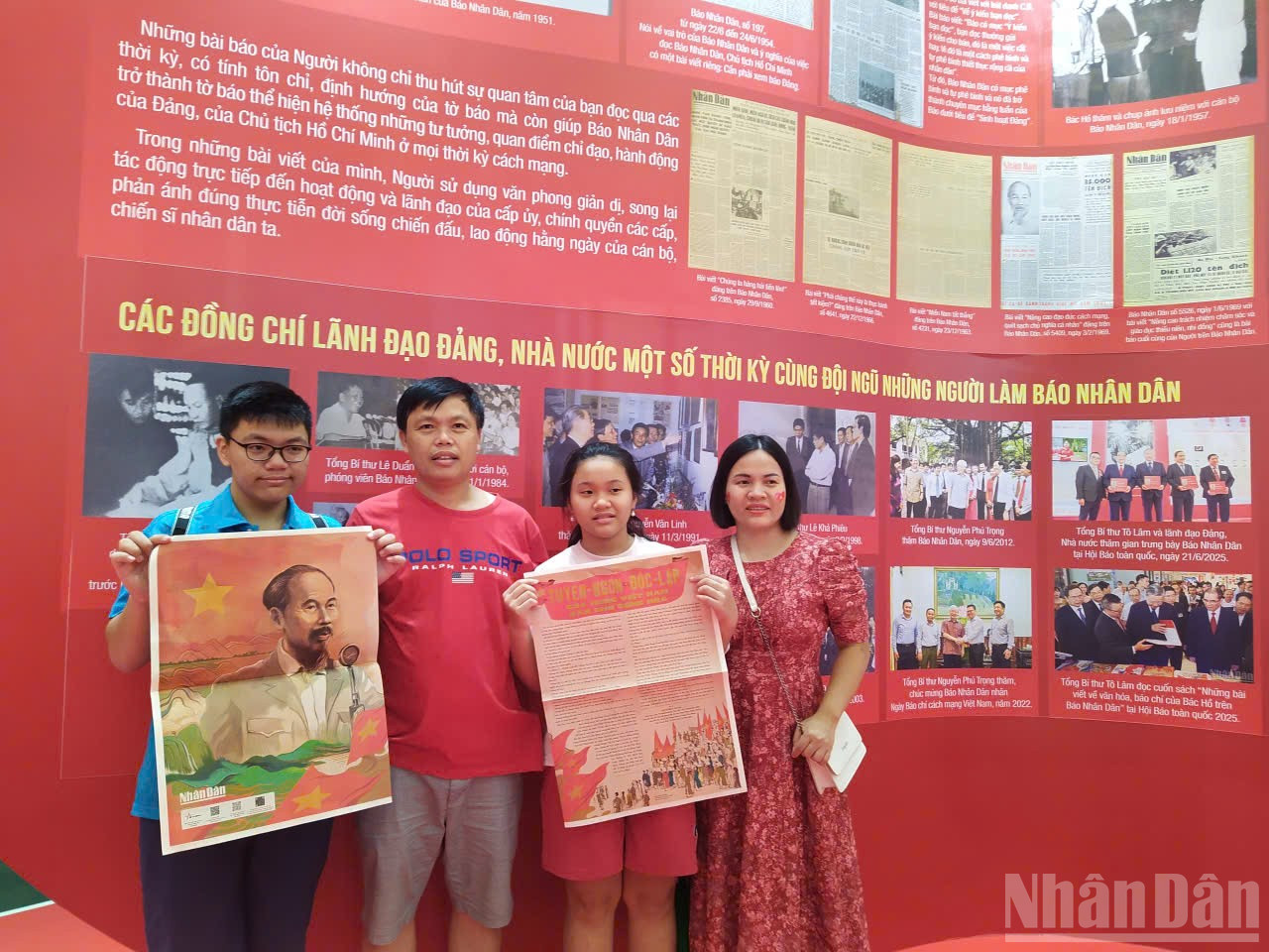 Gia đình chị Nguyễn Thị Mai tham quan triển lãm. ndo_br_24eca4216cdce782becd.jpg