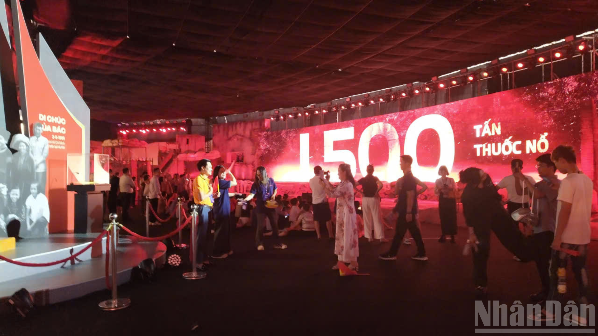 Phân khu 3 tại Triển lãm "95 năm Cờ Đảng soi đường" là 1 địa điểm thu hút hàng vạn khách tham quan triển lãm lần này.