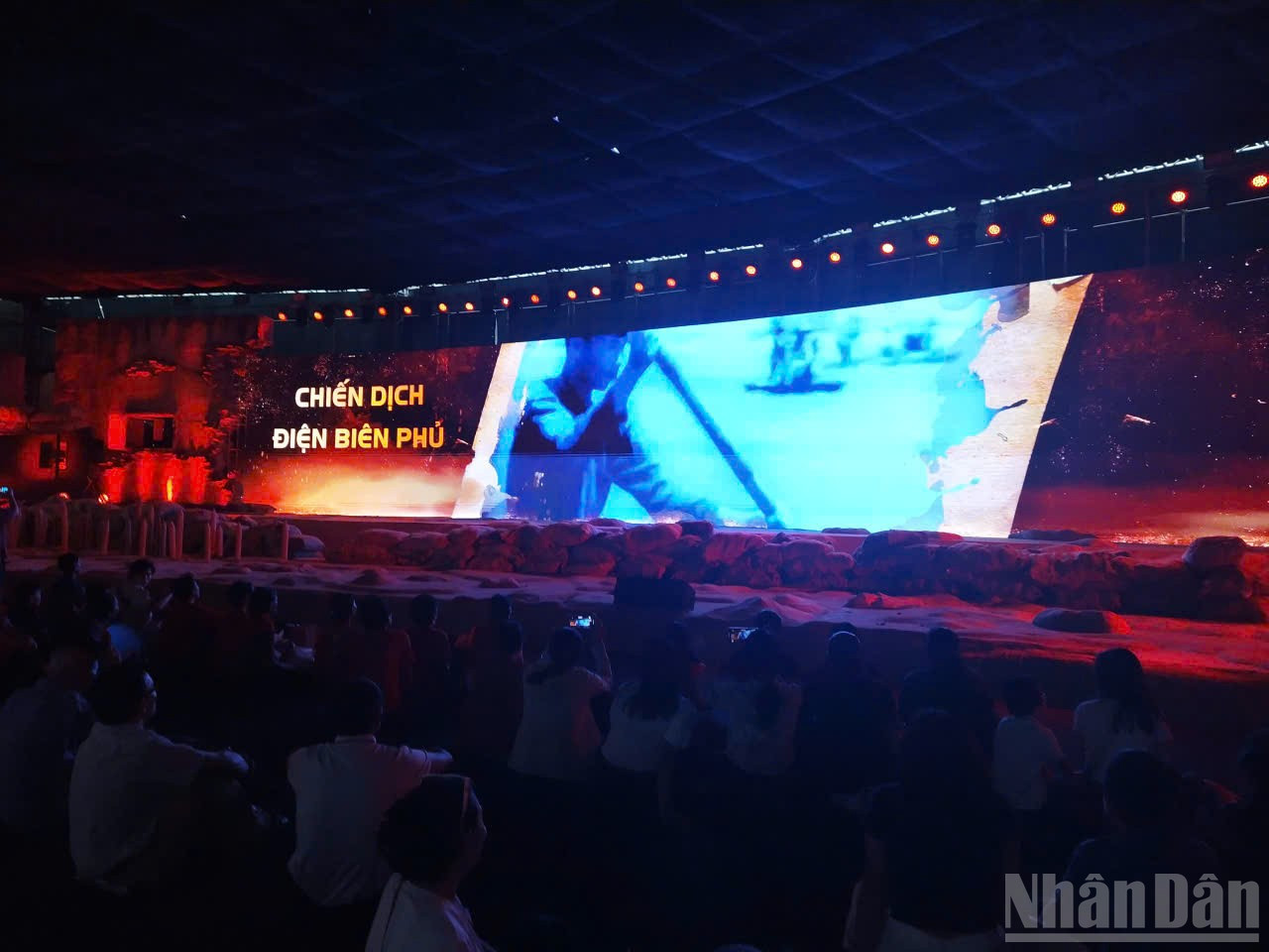 Chiến dịch Điện Biên Phủ 1954 được tái hiện thành vở kịch sống động bằng không chỉ các diễn viên mà còn bằng các hiệu ứng ánh sáng, công nghệ đã tái hiện lịch sử chân thực, sống động luôn thu hút đông khách tham quan theo dõi. ndo_br_3186755039762025635.jpg
