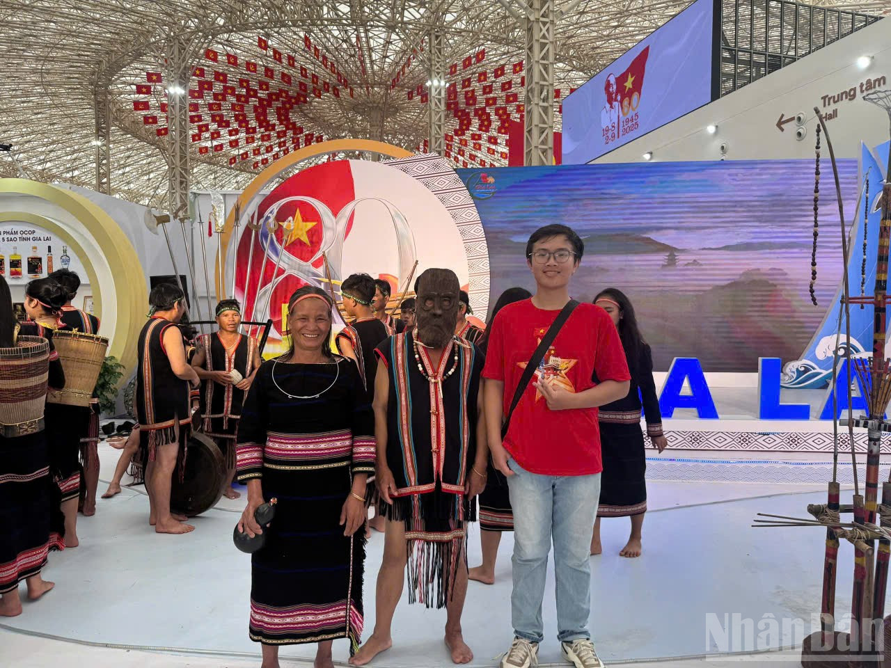 Em Trần Lê Trung Anh, sinh viên Đại học Bách khoa Hà Nội mong muốn sẽ có nhiều triển lãm như lần này để thế hệ trẻ các em, nhất là những bạn trẻ theo lĩnh vực tự nhiên được hiểu biết lịch sử sâu sắc một cách đầy đam mê, khám phá. ndo_br_ee1afb77d58e5ed0079f.jpg