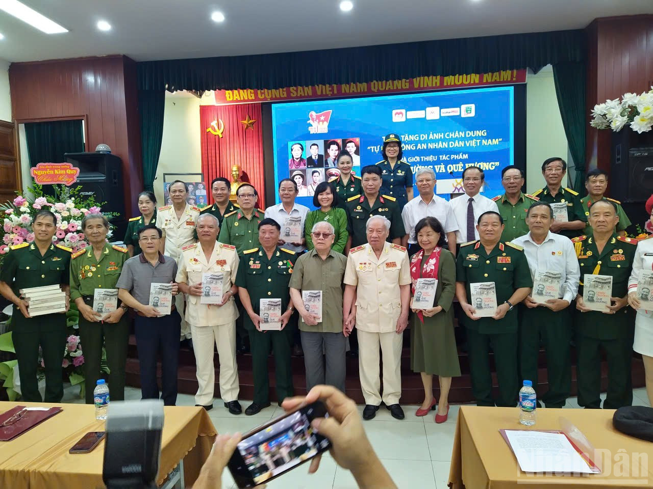 Thiếu tướng, Anh hùng Lực lượng vũ trang nhân dân Phan Văn Lai trao tặng tác phẩm của ông cho các bảo tàng và bạn đọc. ndo_br_e41d48096c36e768be27.jpg