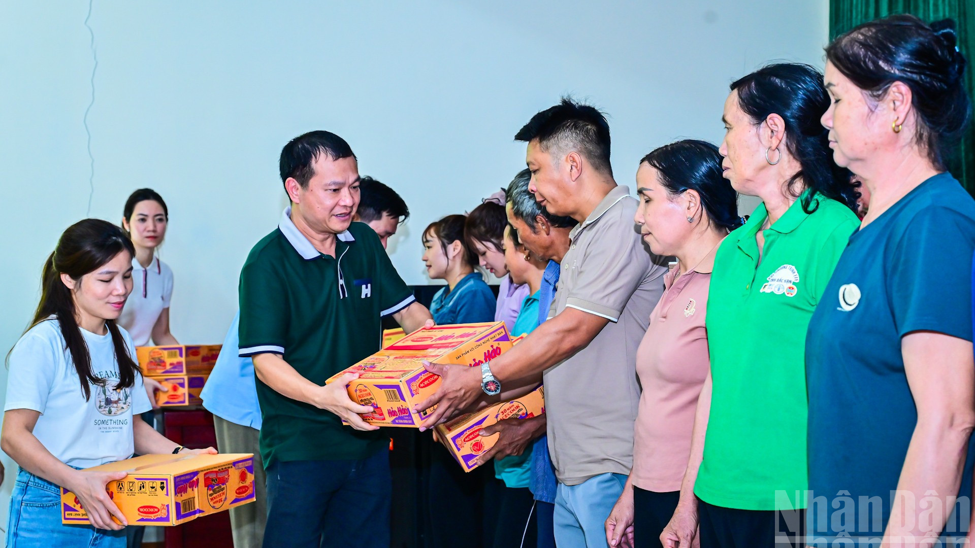 Công đoàn Báo Nhân Dân trao quà cho các hộ gia đình bị thiệt hại do thiên tai.